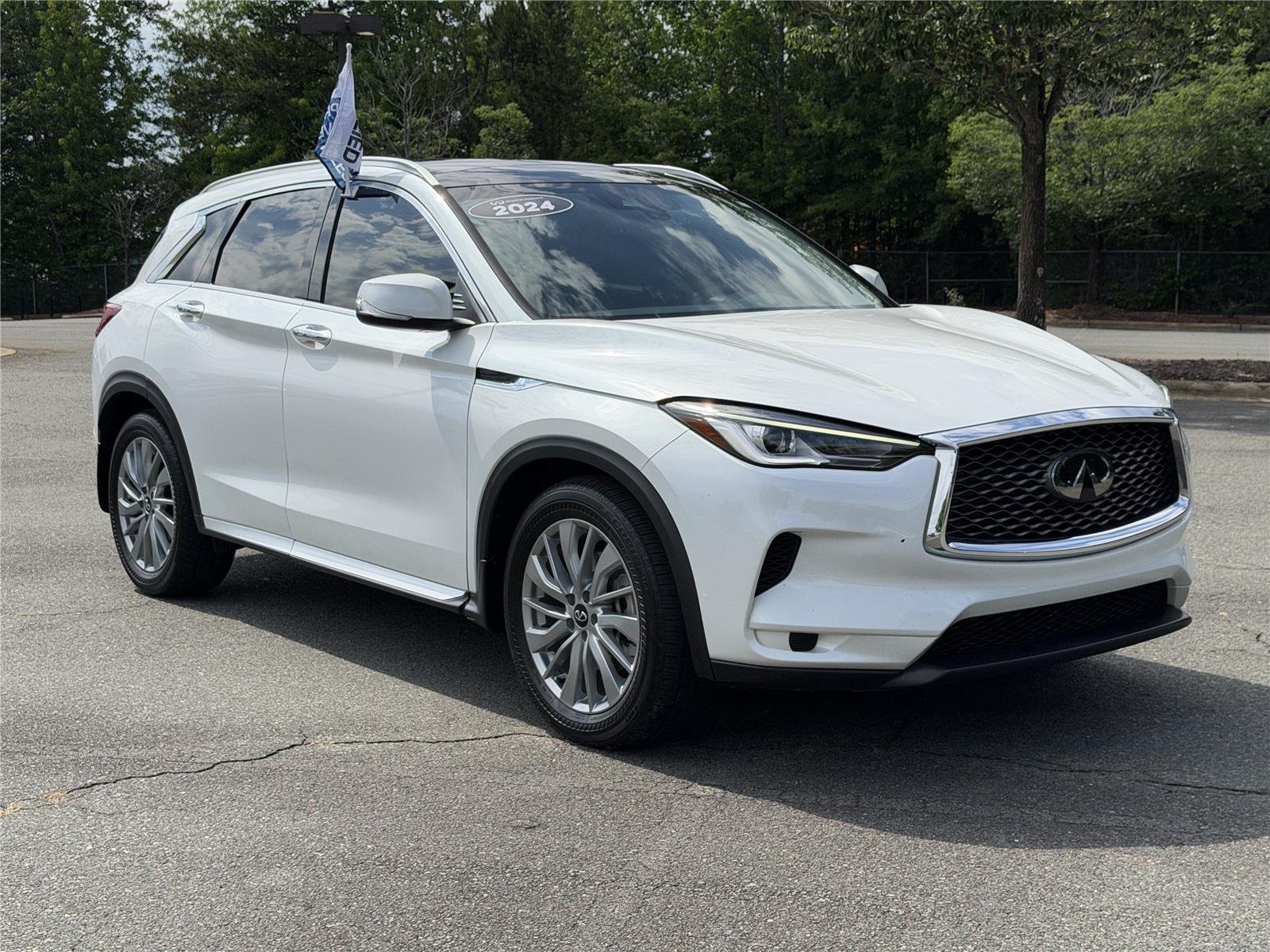 Used 2024 Radiant White INFINITI LUXE image 32