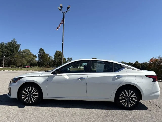 Used 2025 White Nissan 2.5 SV image 19
