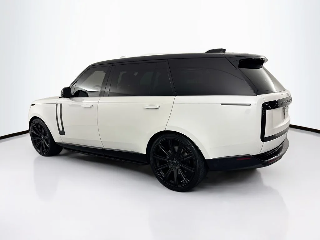 Used 2023 White Land Rover SE image 7