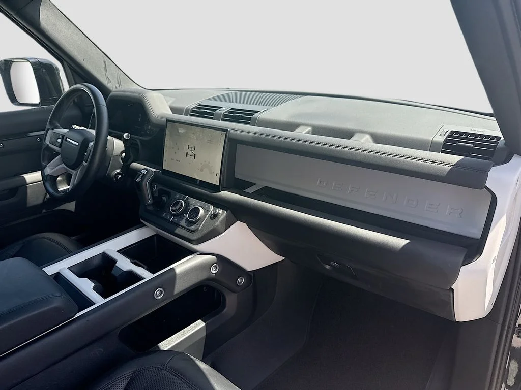 Used 2025  Land Rover S image 30