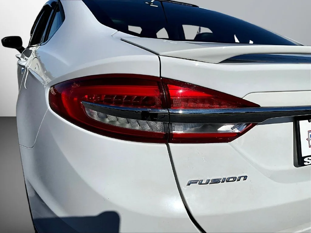 Used 2018 Oxford White Ford SE image 27
