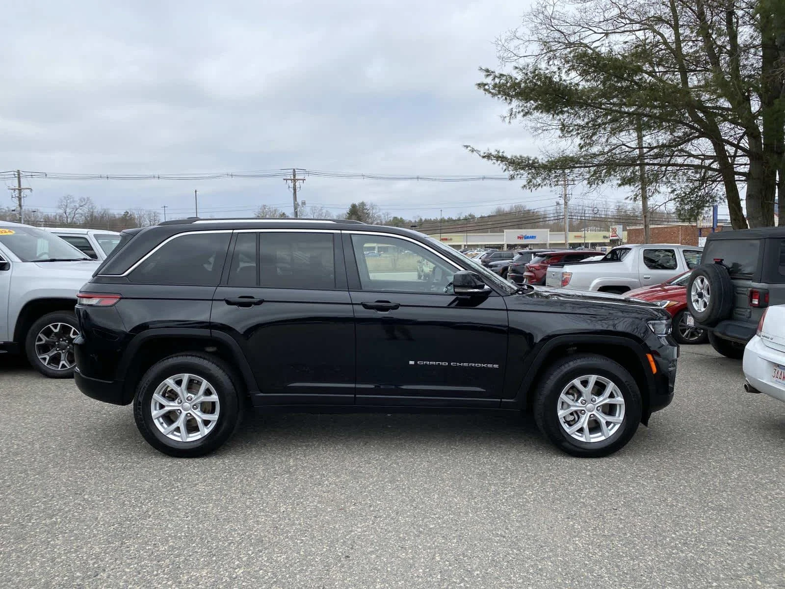 Certified Used 2023 Diamond Black Crystal Pearlcoat Jeep Limited image 2
