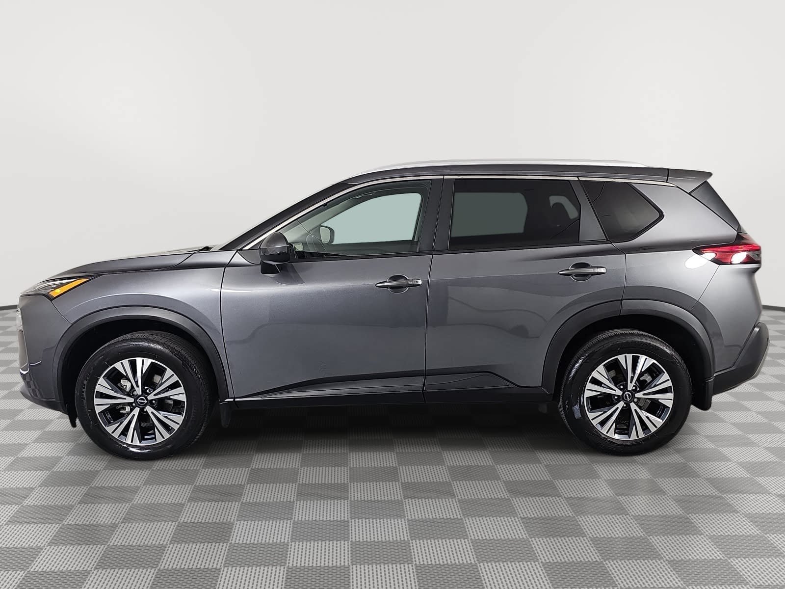 Used 2022 Gray Nissan SV image 5
