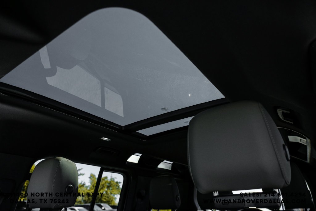 Used 2025 White Land Rover X-Dynamic SE image 28