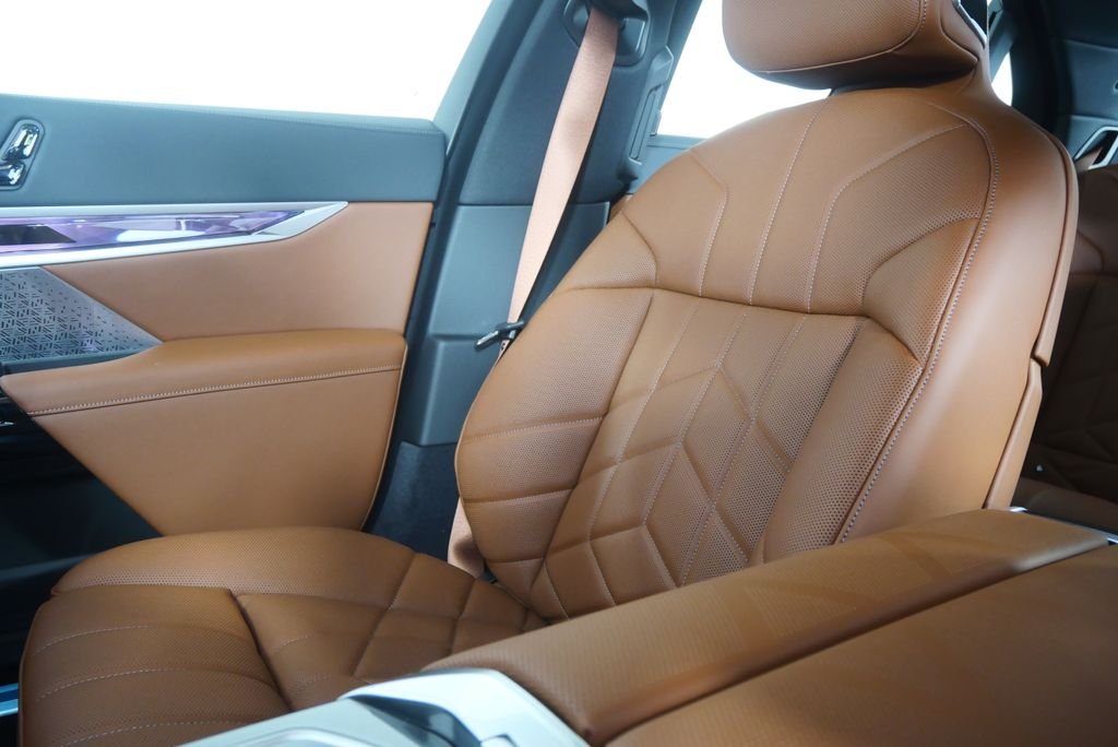 New 2026 Mineral White Metallic BMW 750e xDrive image 23