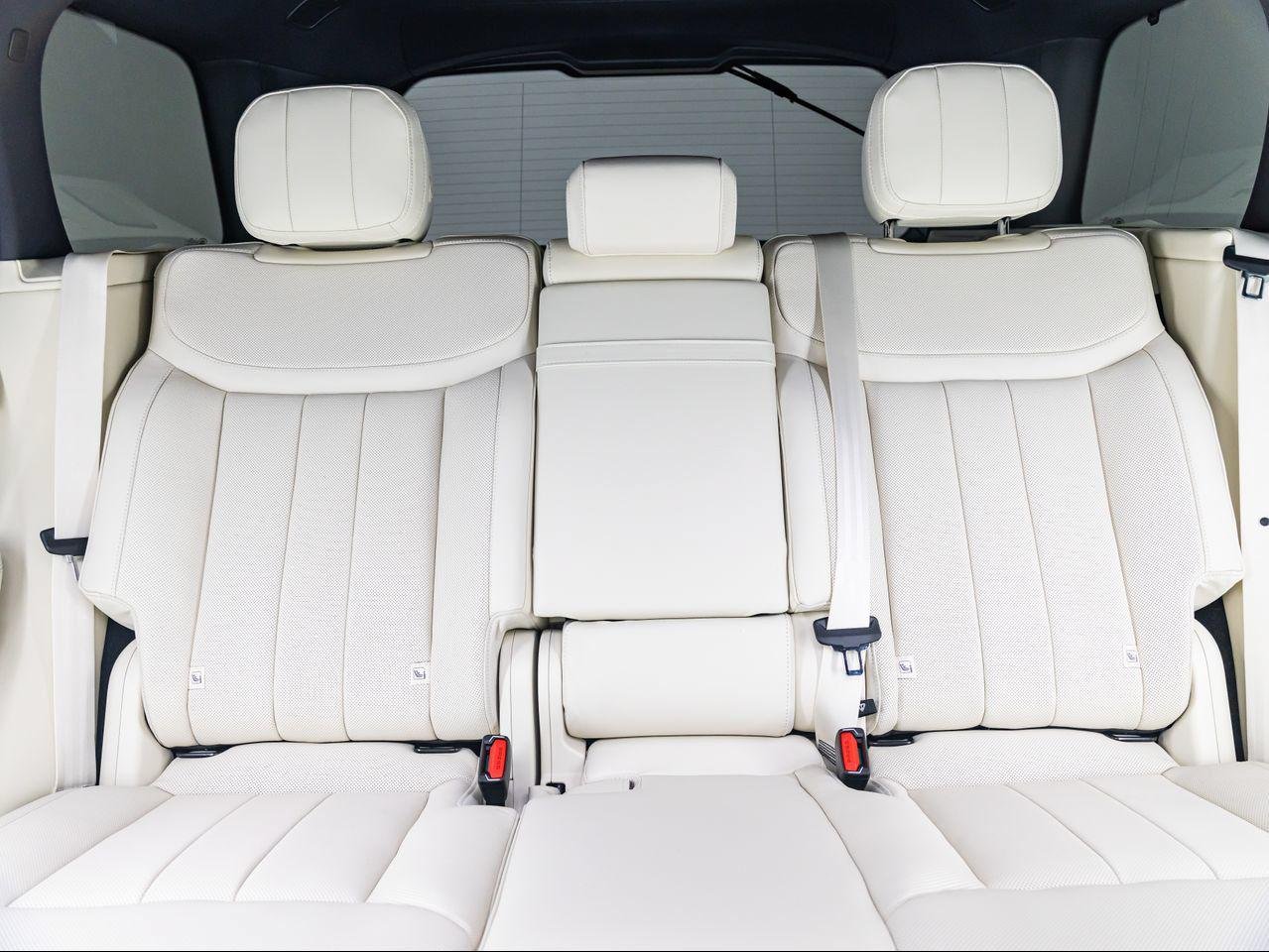New 2026 Ethereal Frost Satin Land Rover P530 SE image 18