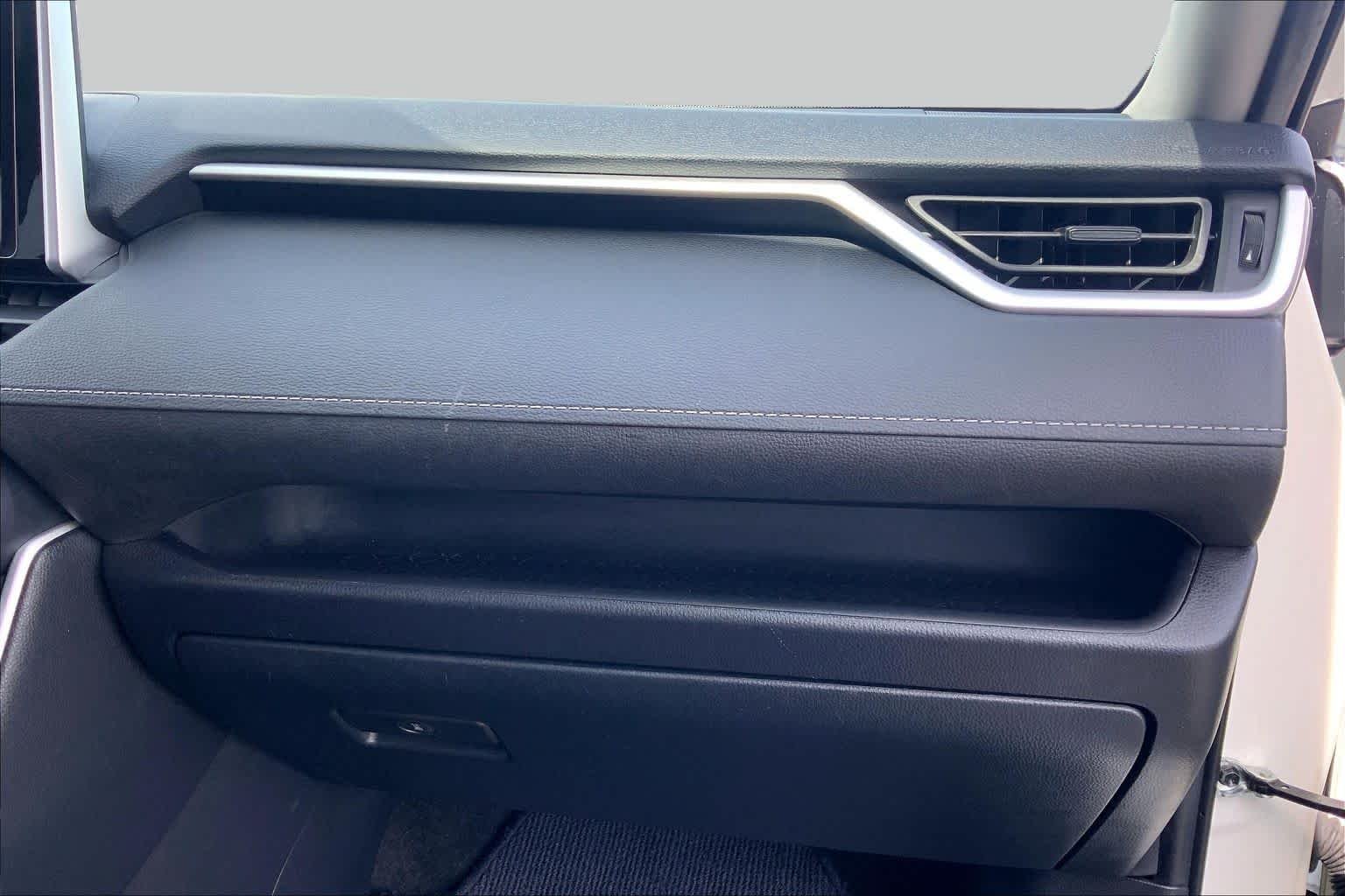 Used 2025 Ice Cap Toyota XLE image 18