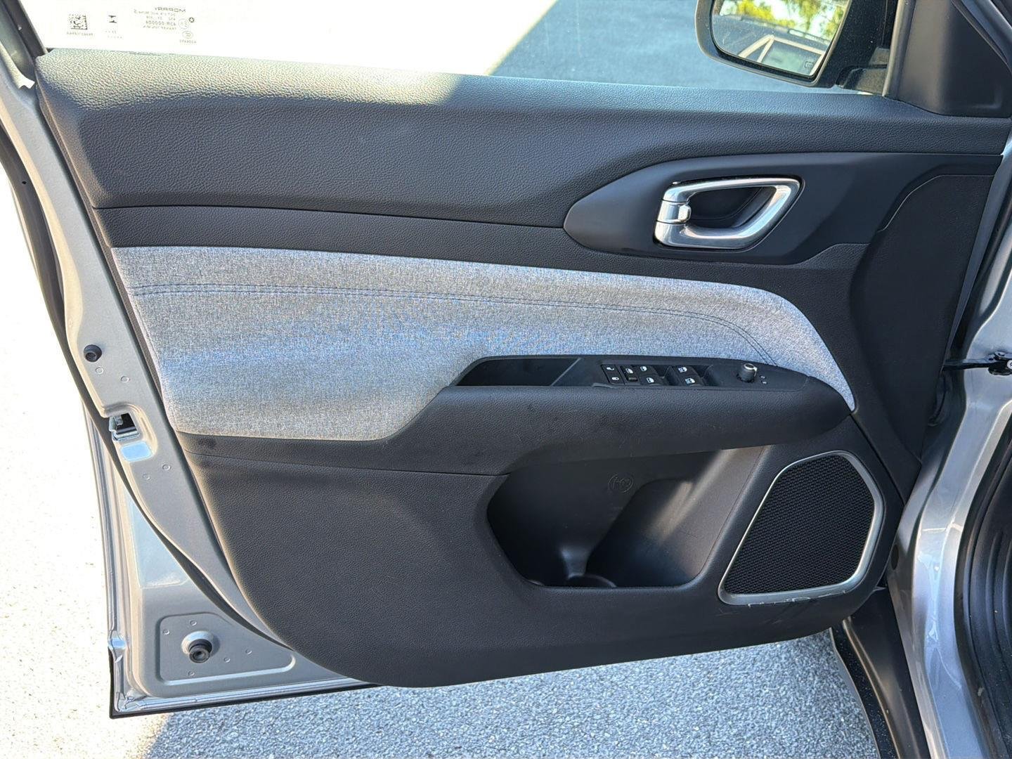 Used 2024  Jeep Latitude image 16
