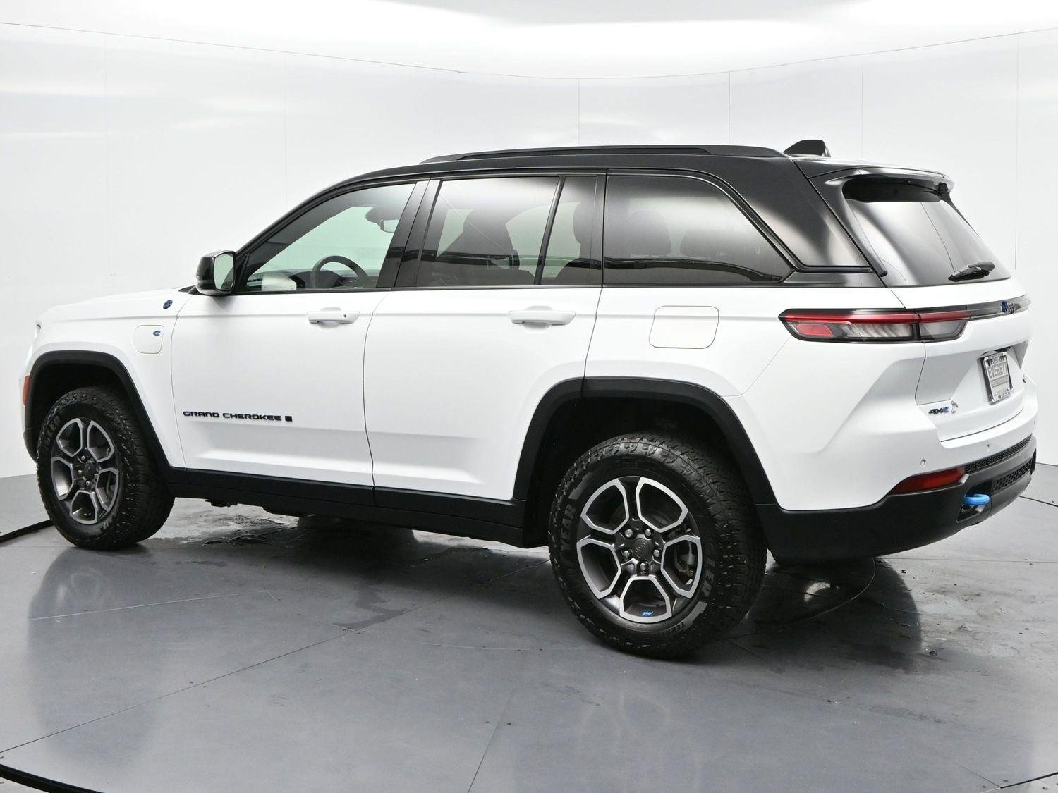 Used 2022 Bright White Clearcoat Jeep Trailhawk image 5