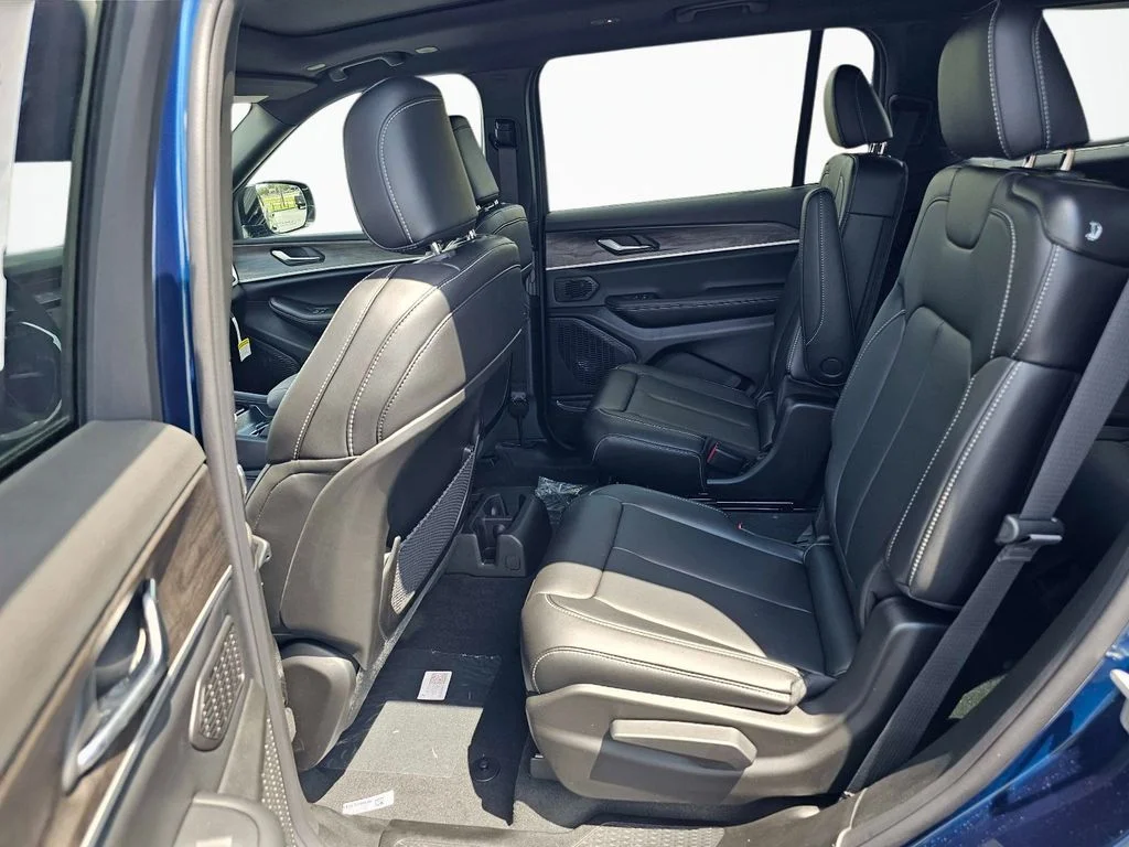 New 2027 Fathom Blue Pearl-Coat Paint Jeep Limited image 31