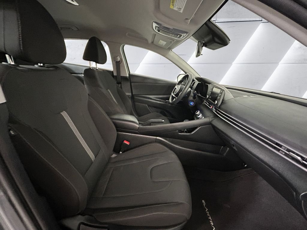 Used 2022 Gray Hyundai SE image 13