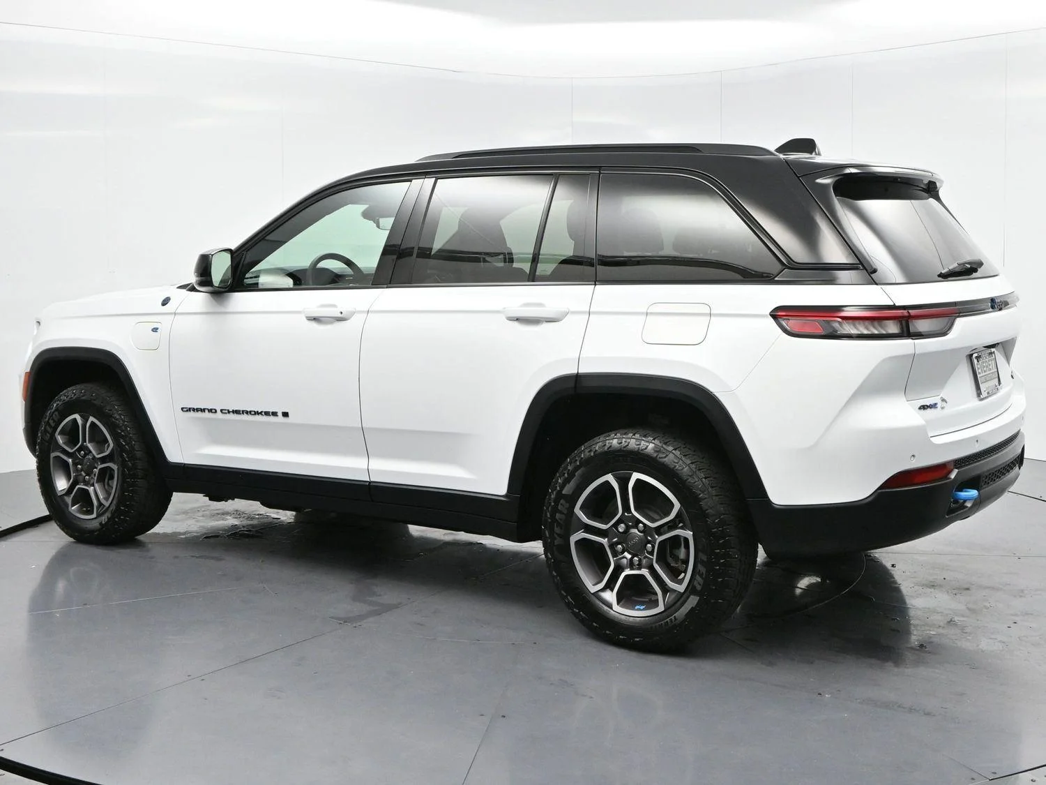 Used 2022 Bright White Clearcoat Jeep Trailhawk image 5