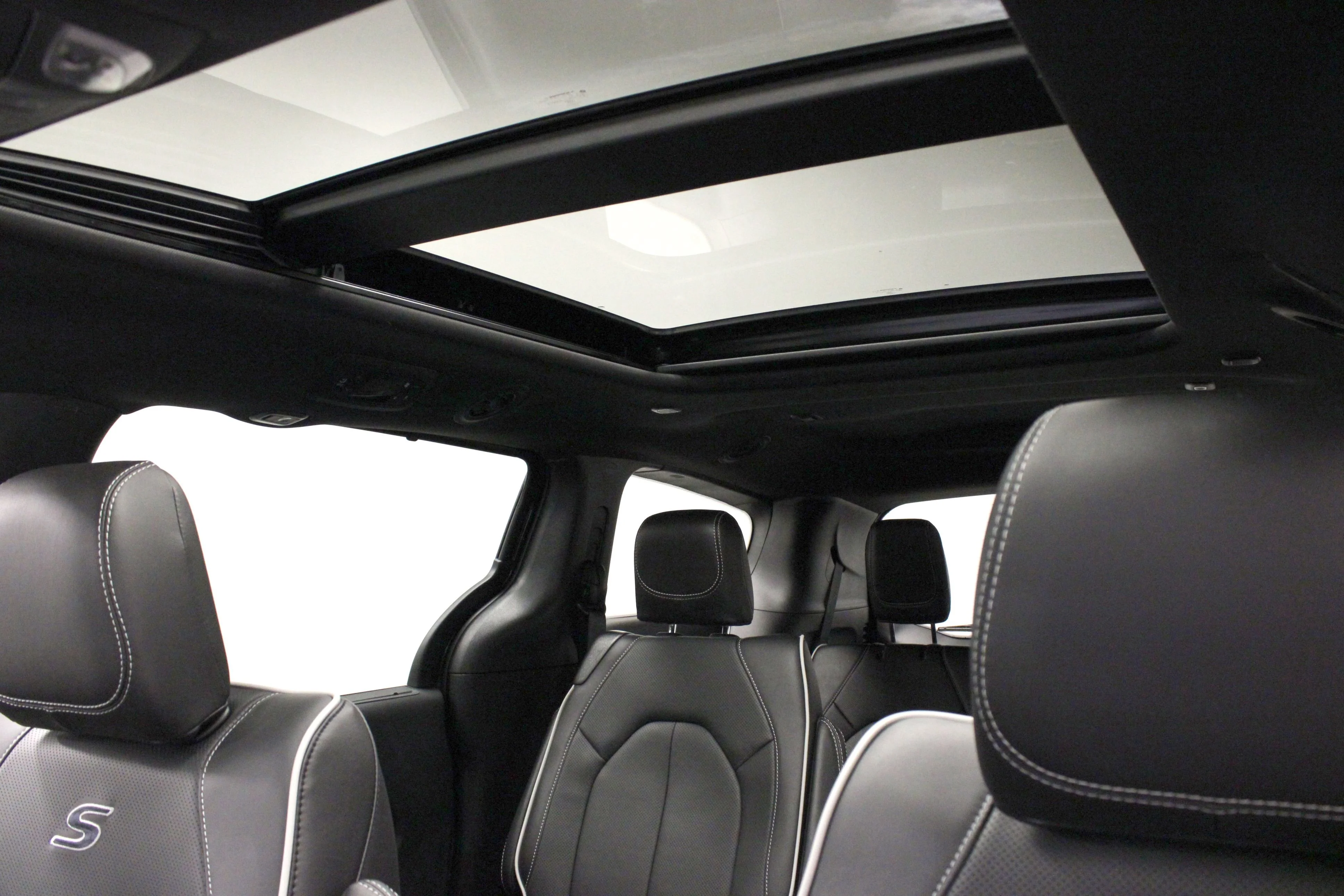 New 2027 Diamond Black Crystal Pearl-Coat Exterior Paint Chrysler Limited image 10