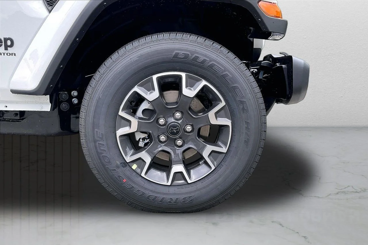 New 2026 Bright White Clear-Coat Exterior Paint Jeep Sahara image 27