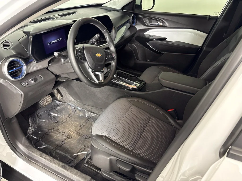 Used 2025 White Chevrolet LT image 29