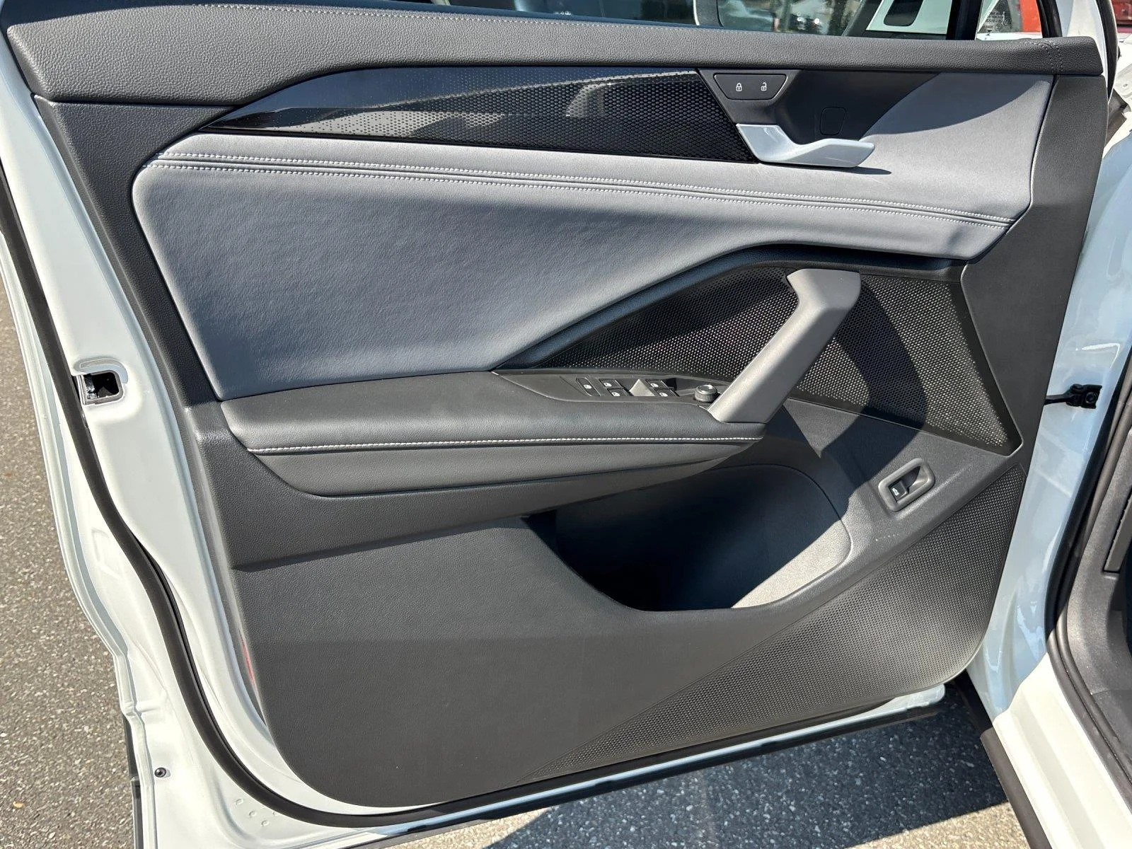New 2026 Pure White Volkswagen SE image 13