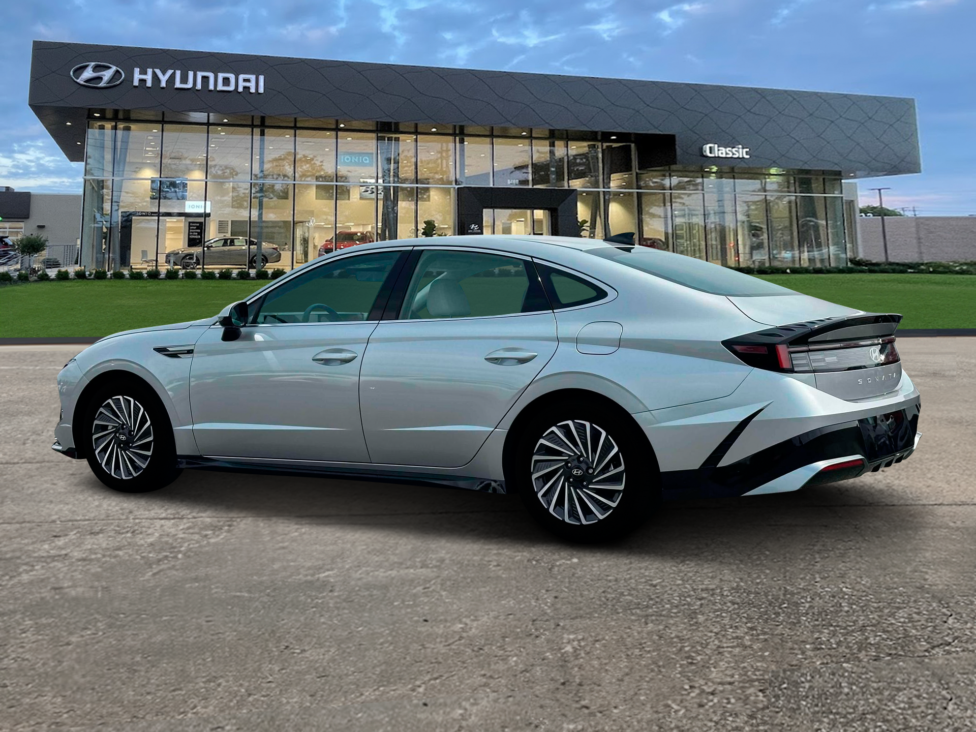 Used 2025 Aero Silver Metallic Hyundai SEL image 4