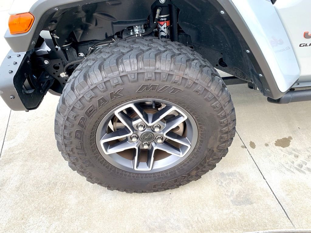 Used 2024 Silver Jeep Mojave image 10