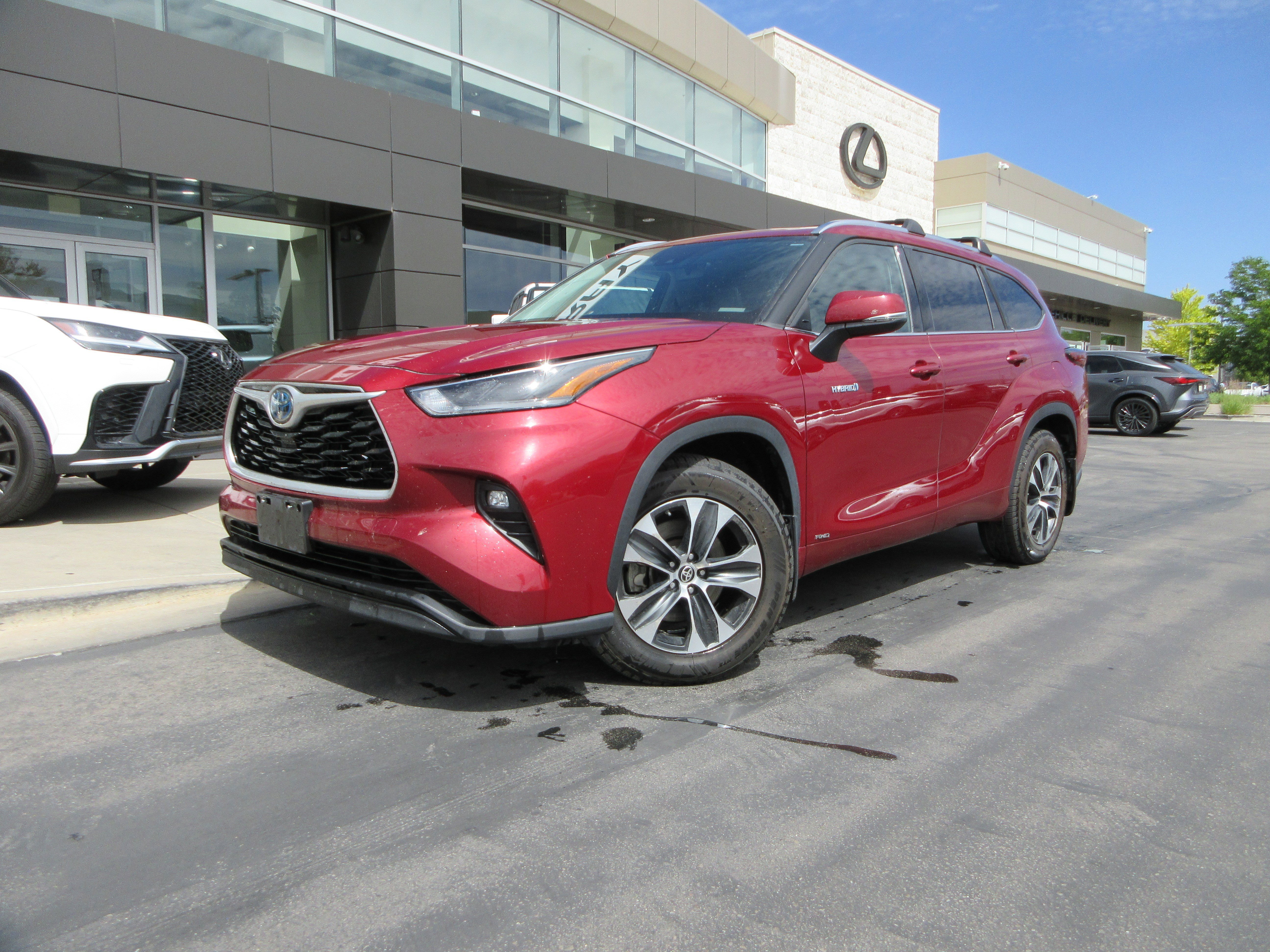 2021 Toyota Highlander XLE Hybrid 4x4's photo