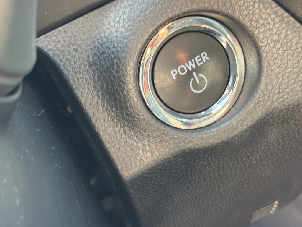 2025 Toyota RAV4 XLE - Photo 30
