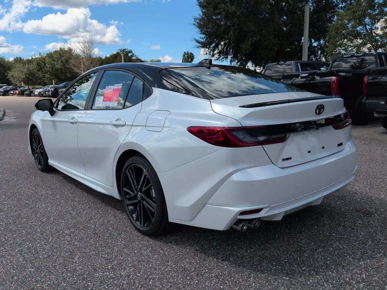 New 2026 Wind Chill Pearl with Midnight Black Metallic roof <sup>1</sup> Toyota  XSE image 4