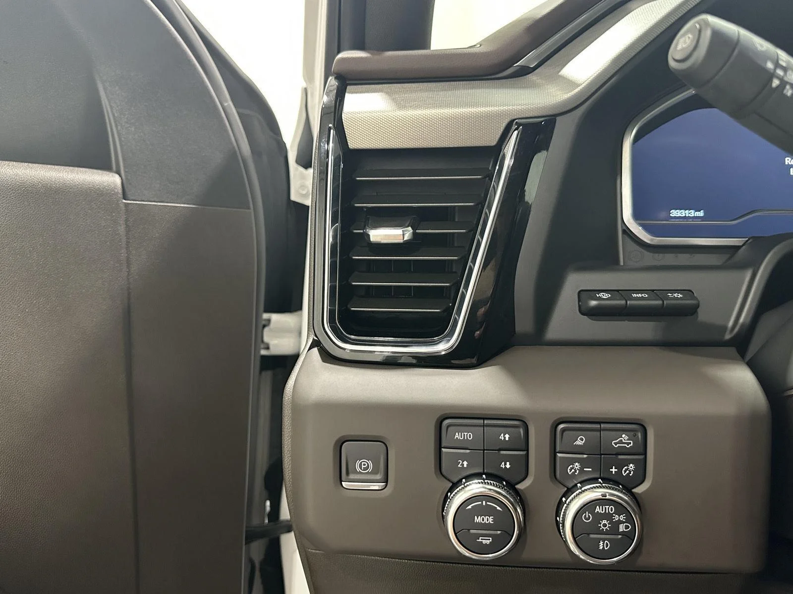 Used 2024 White Frost Tricoat GMC Denali image 17