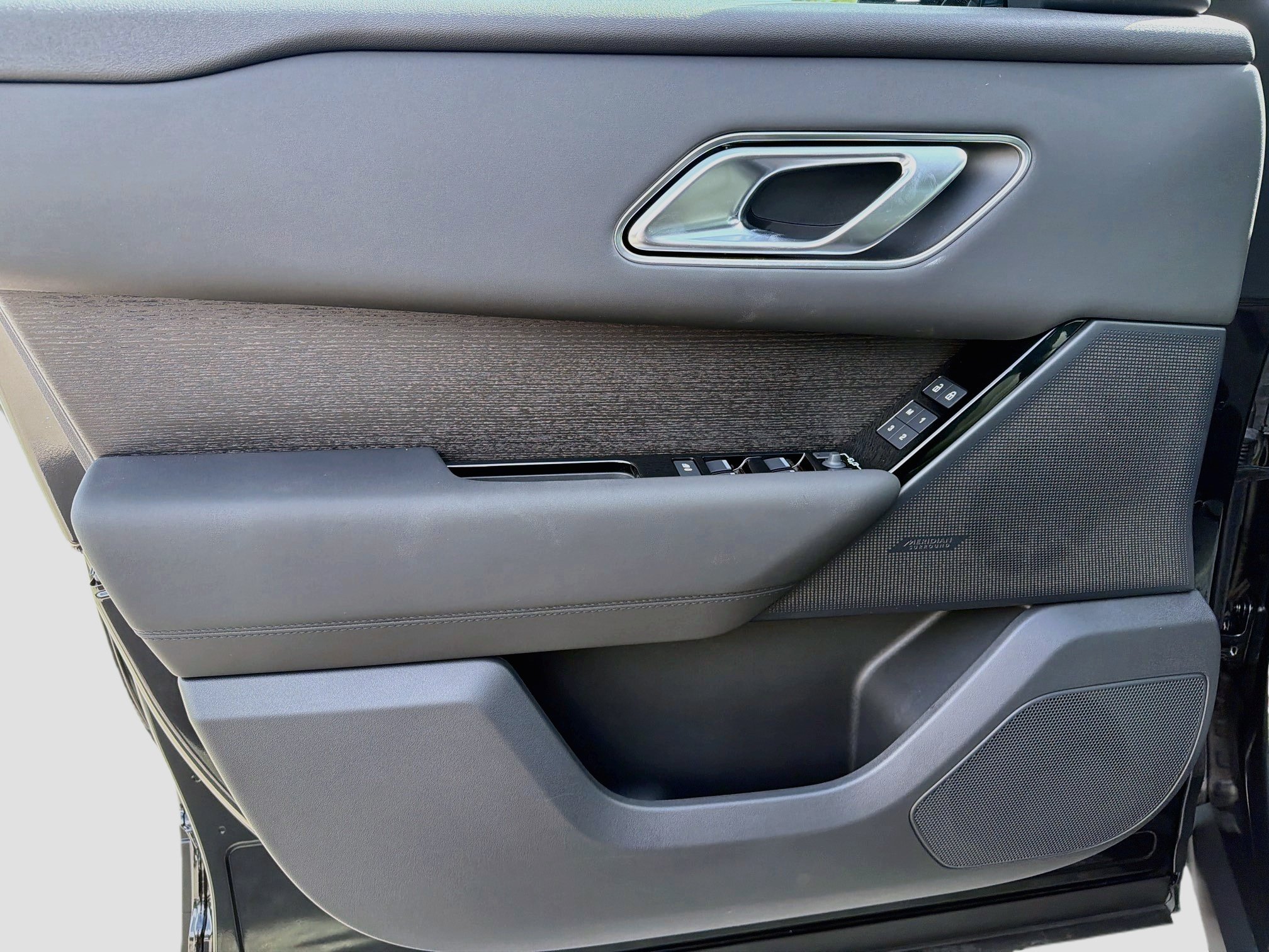New 2026 Santorini Black Land Rover S image 21