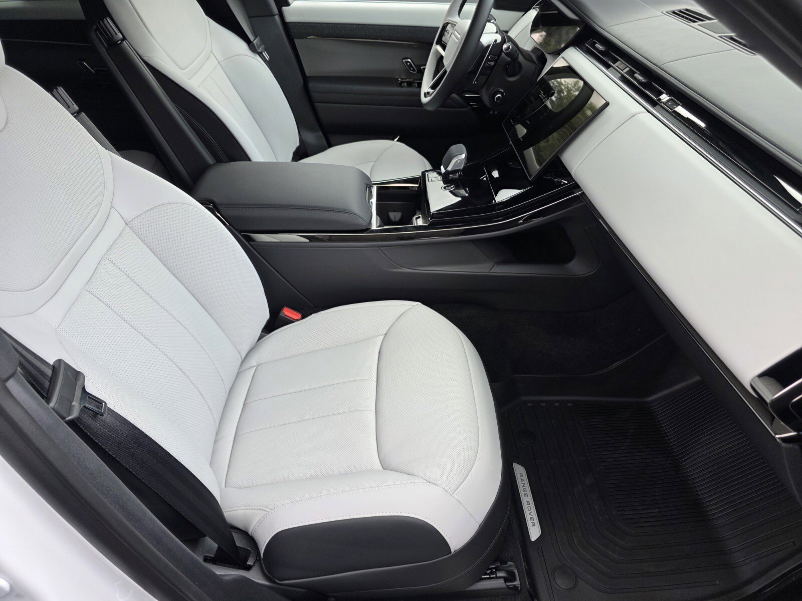 New 2026 Fuji White Land Rover P400 Dynamic SE image 3