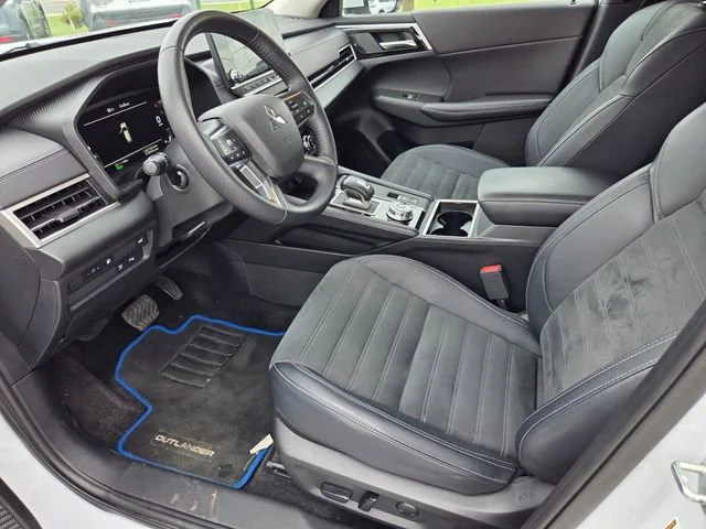 Used 2025 White Mitsubishi SE image 9