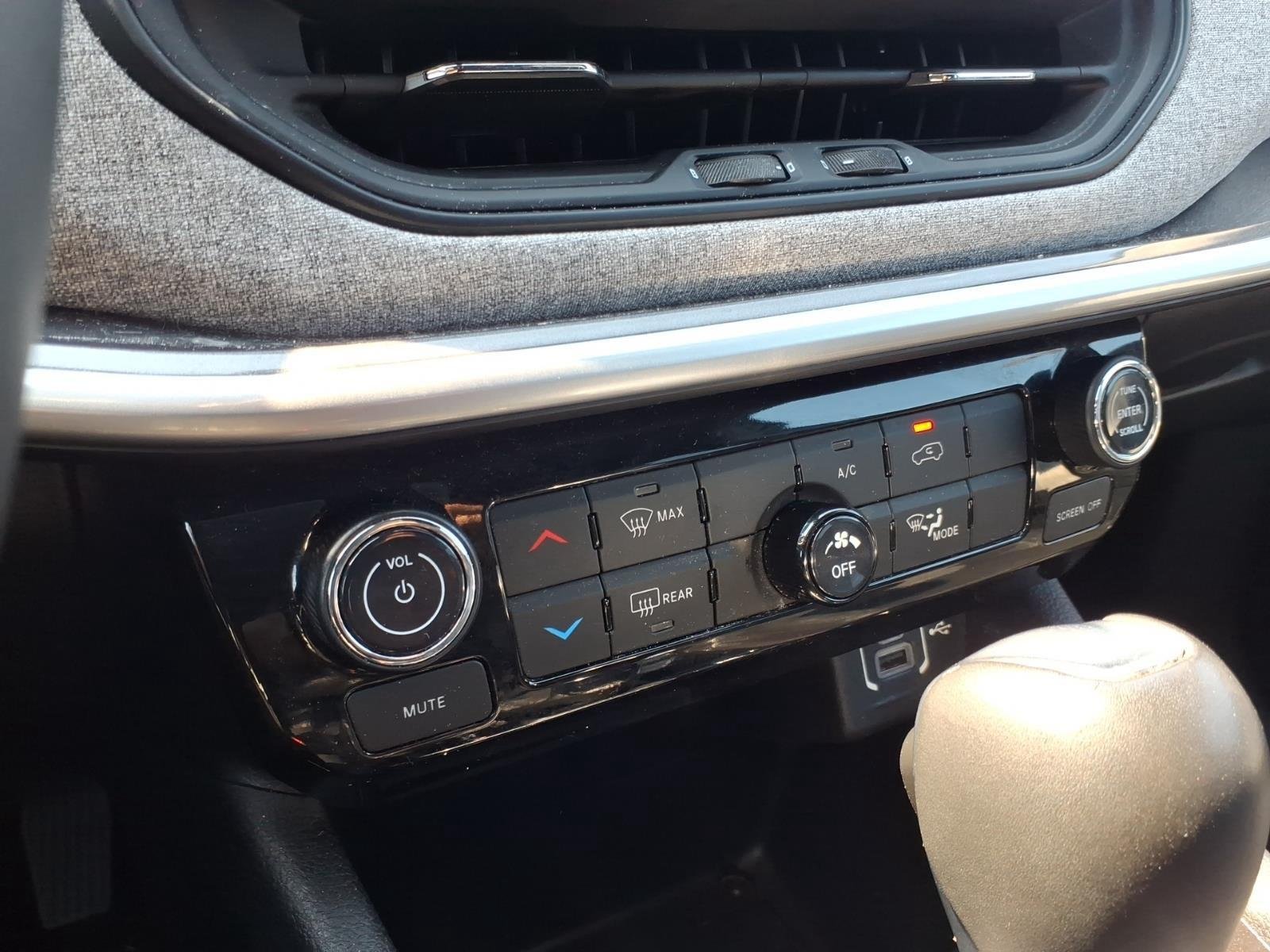 Used 2024 Diamond Black Crystal Pearlcoat Jeep Latitude image 24