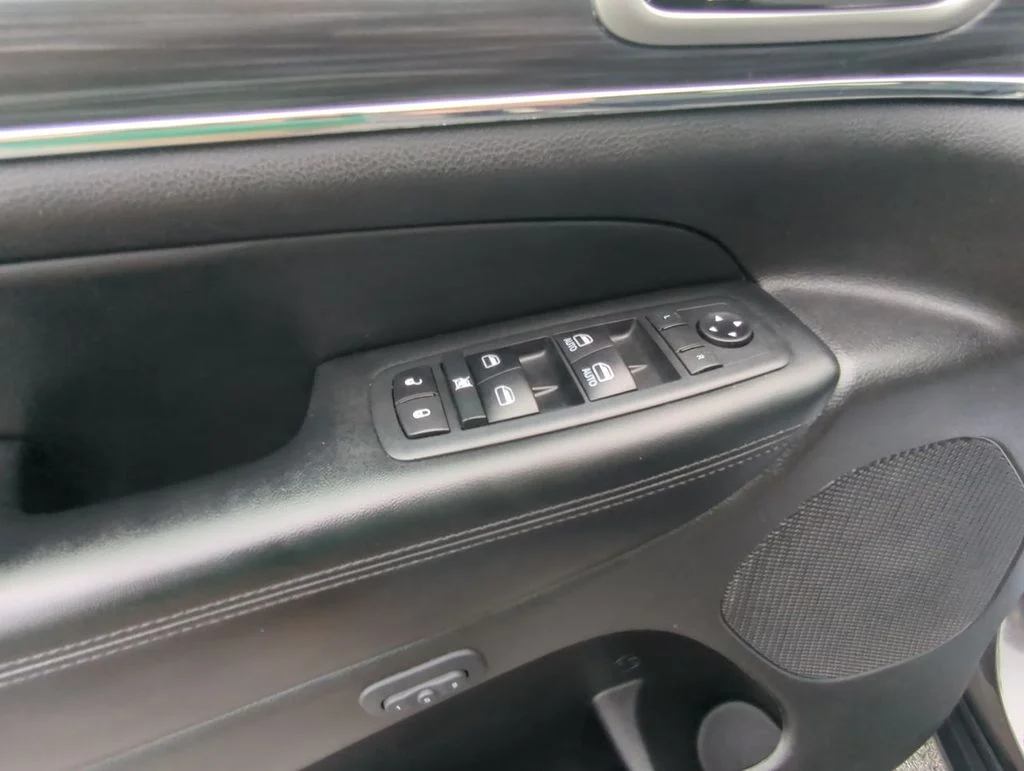 Used 2020 Gray Jeep Limited image 13