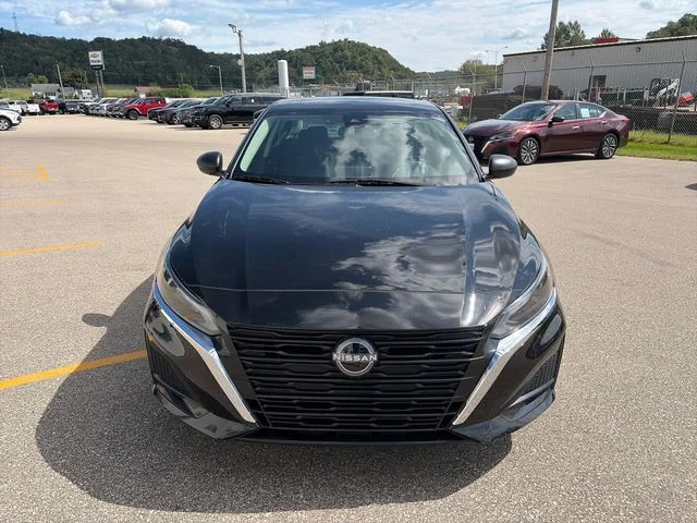 Used 2025 Super Black Clearcoat Nissan 2.5 SV image 8