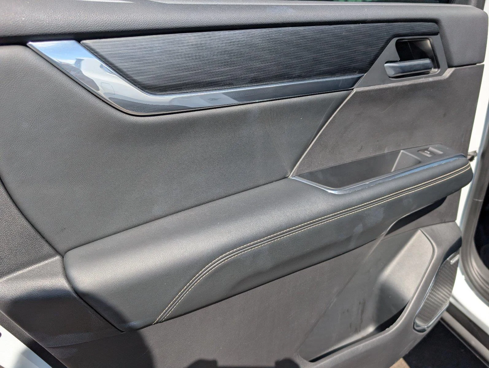 Used 2026 Summit White GMC Elevation image 35