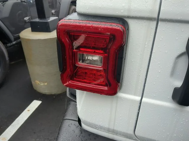 Used 2023 White Jeep Sahara image 16