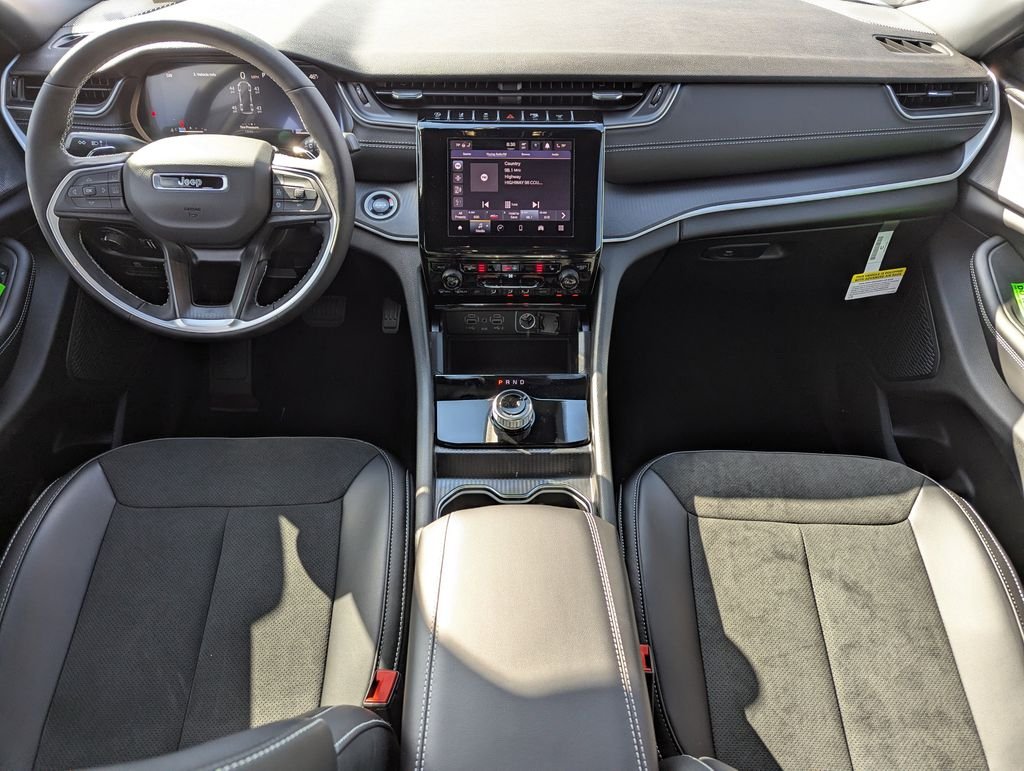 New 2025 Silver Zynith Exterior Paint Jeep Altitude X image 15