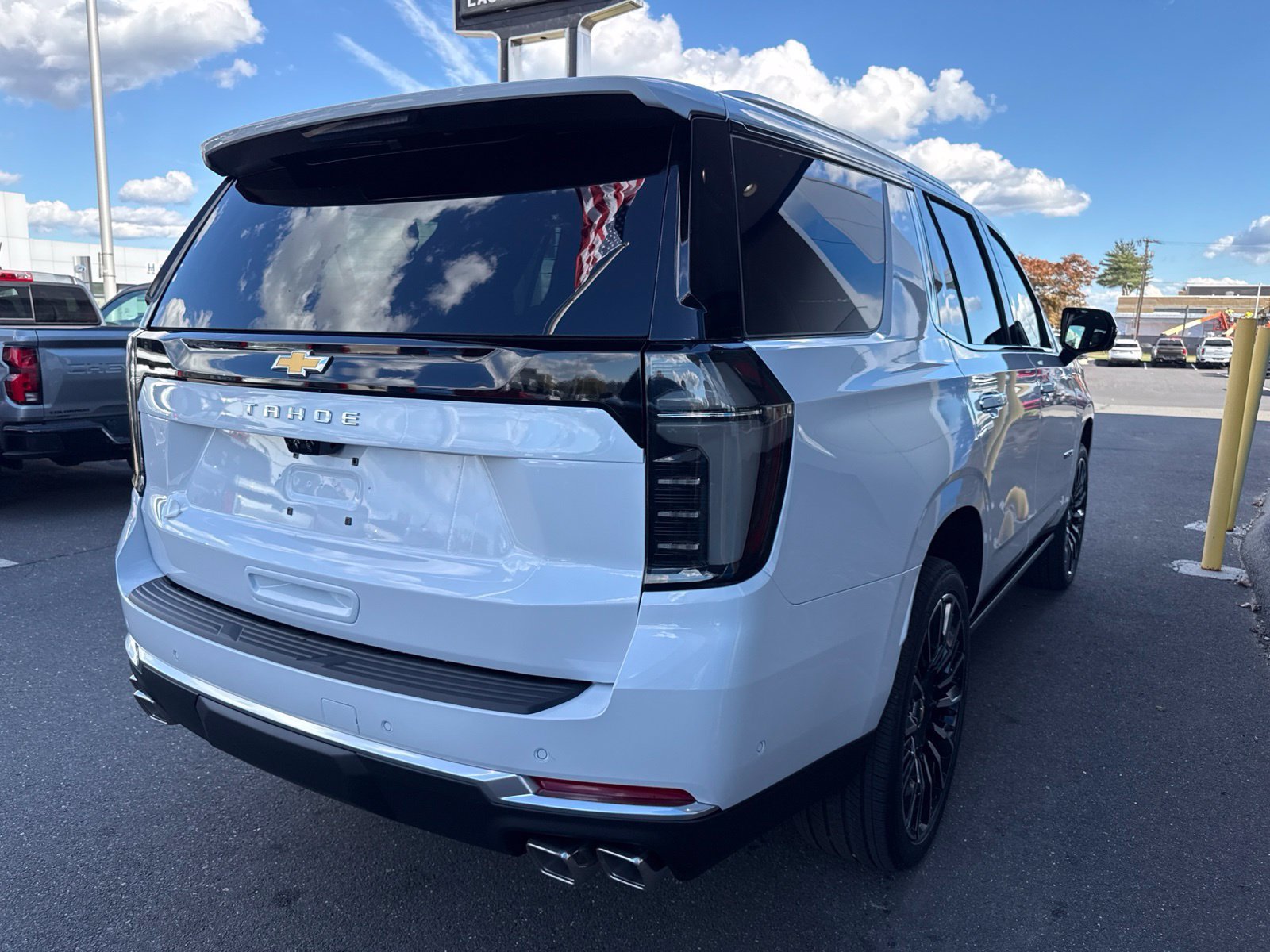New 2026 Polar White Tricoat Chevrolet High Country Deluxe with 24in Wheels - Technology & Entertainment - Super Cruise - Panoramic Sunroof - Get Active Package image 6