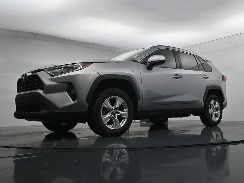 Used 2021 Silver Toyota XLE image 31