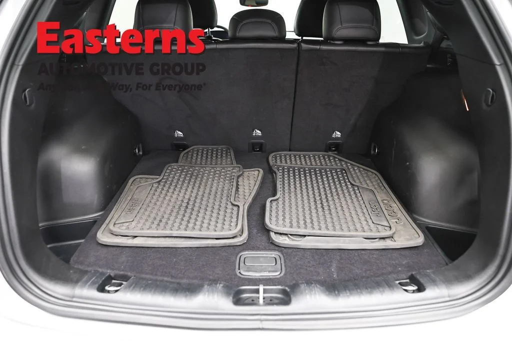 Used 2025 Silver Jeep Trailhawk image 9