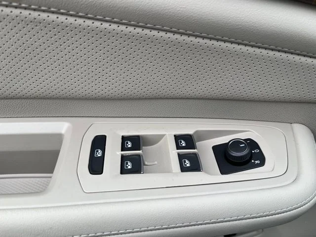 New 2026 White Volkswagen 2.0T SE w/Technology image 15