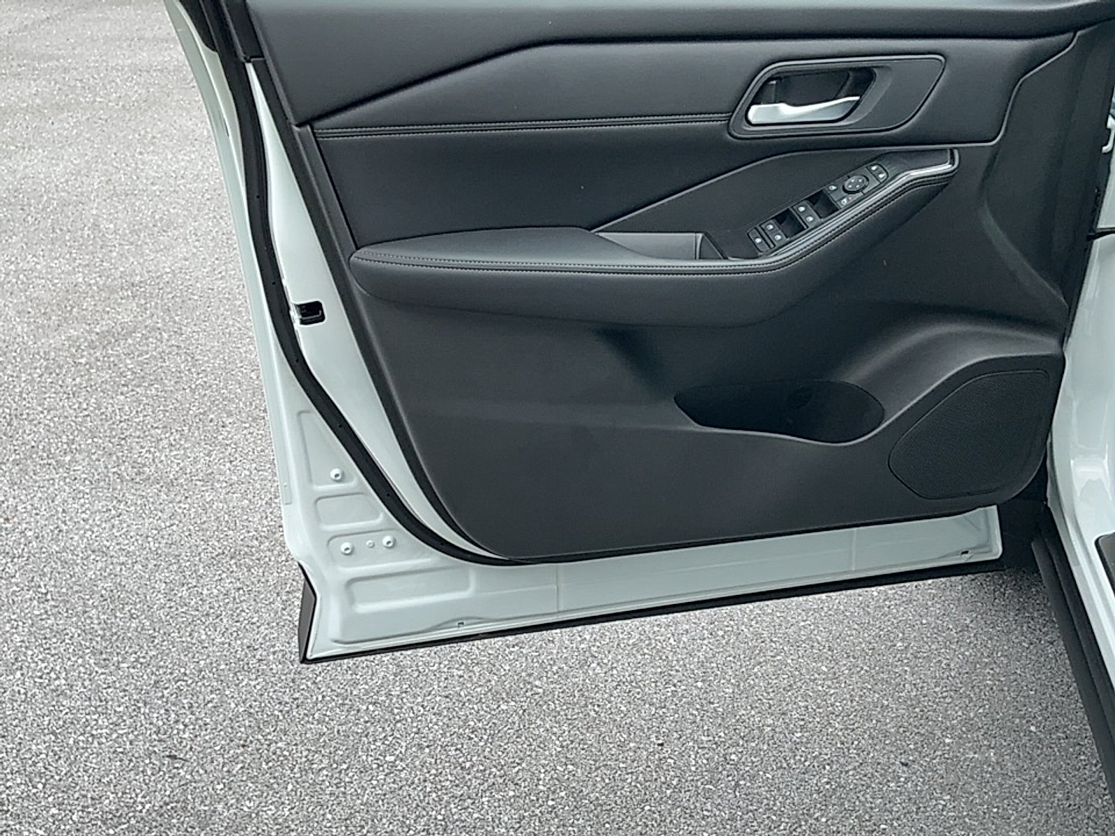 New 2026 Everest White Pearl Tricoat Nissan Dark Armor image 6