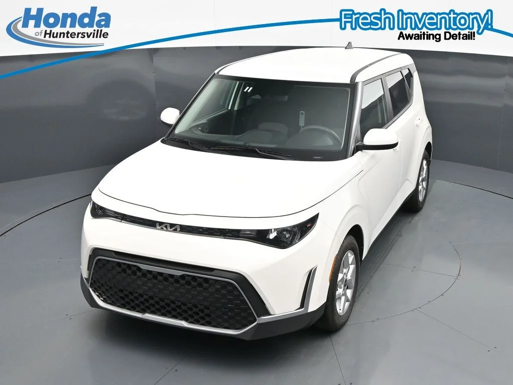 Used 2025 Snow White Pearl Kia LX image 16
