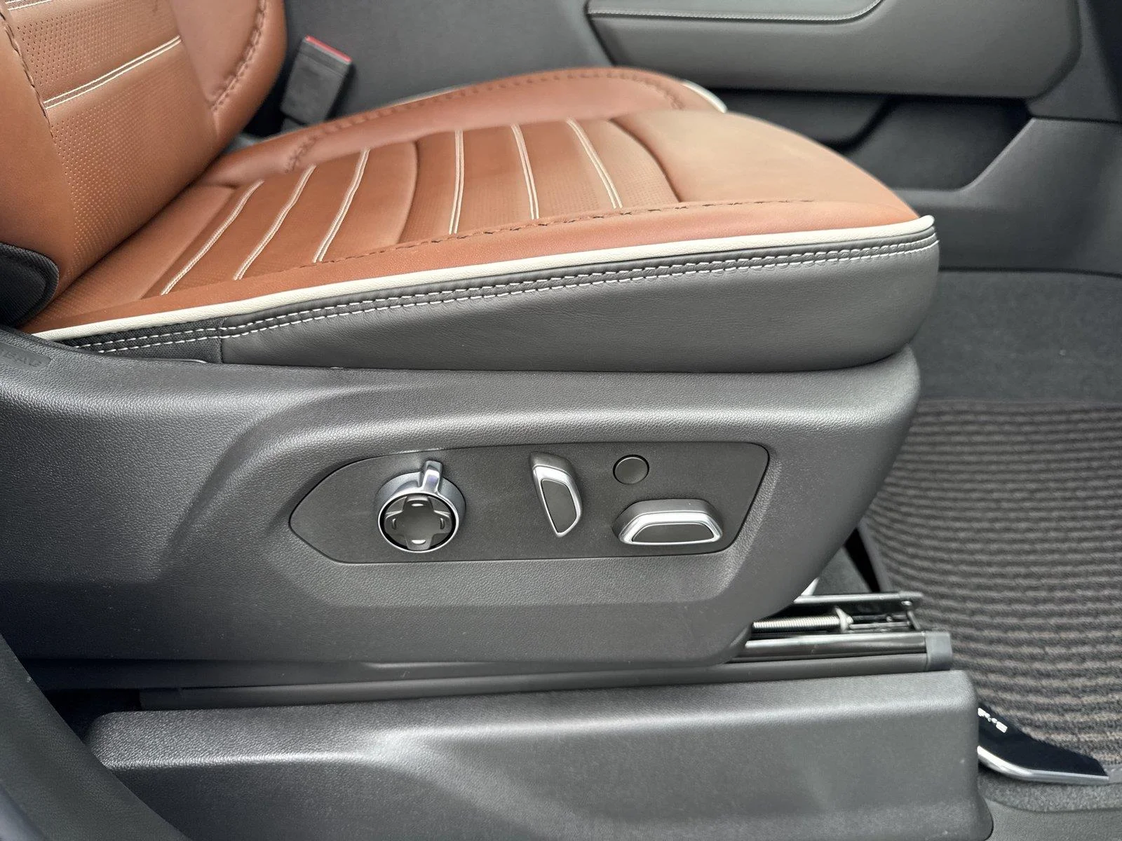 New 2026 Glacier White Tricoat GMC Denali Ultimate image 38