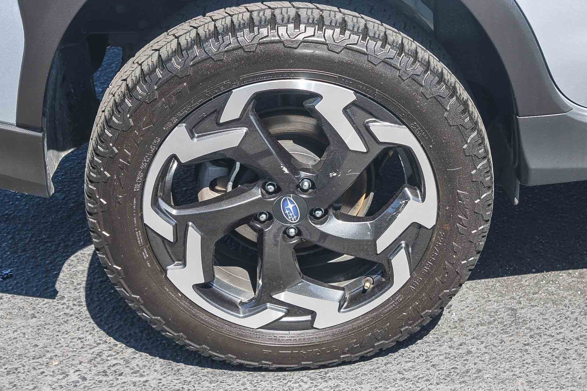 Used 2022 Ice Silver Metallic Subaru Limited image 12