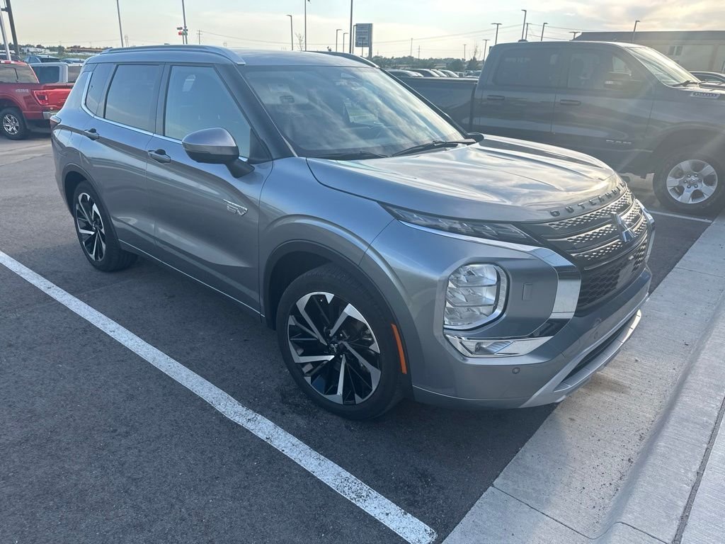 Used 2023 Silver Mitsubishi SEL image 3