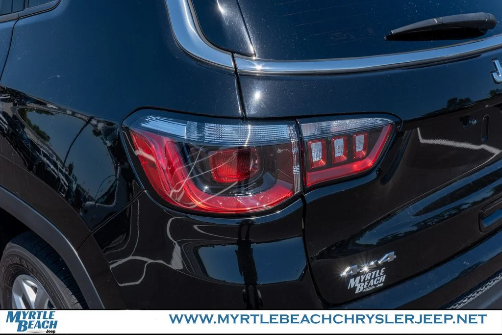 Used 2025 Diamond Black Crystal Pearlcoat Jeep Latitude image 11