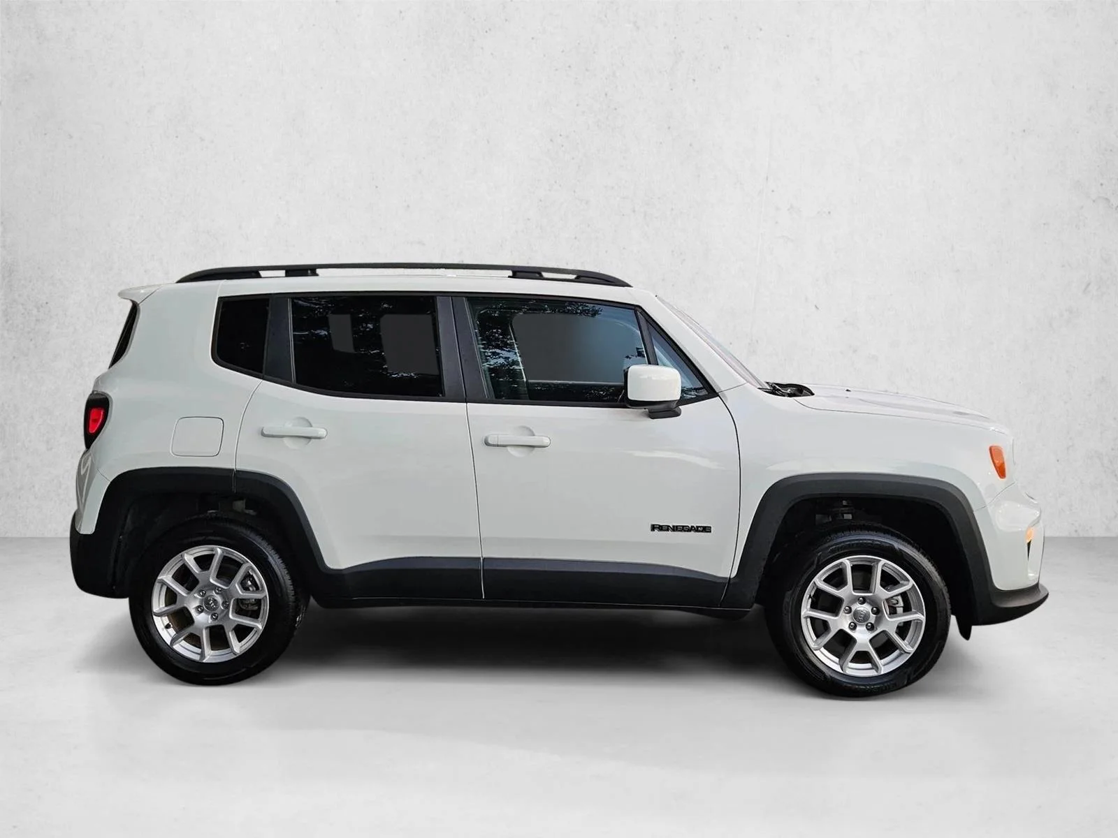 Used 2019 Alpine White Clearcoat Jeep Latitude image 4