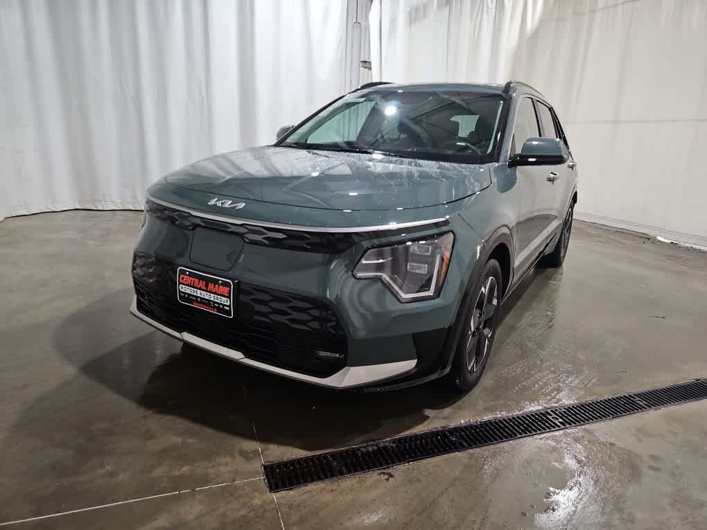 Used 2023 Cityscape Green Kia Wave image 2