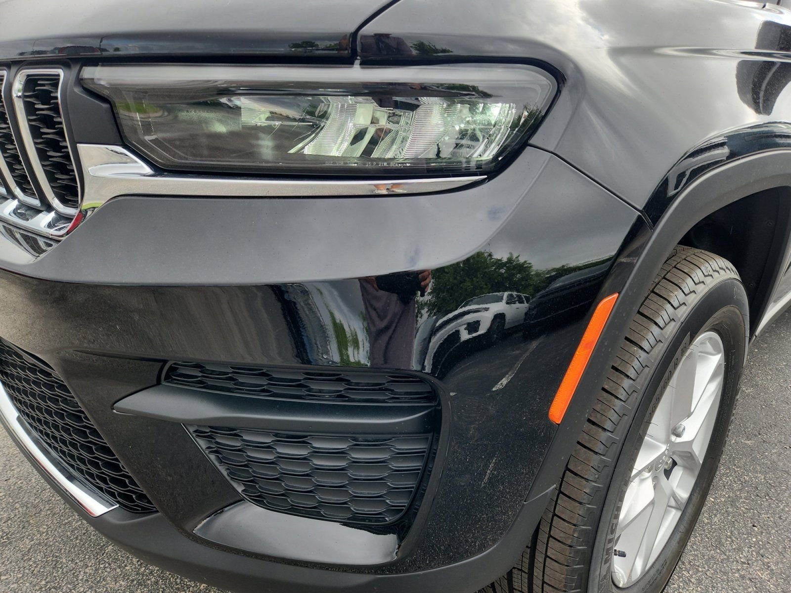 New 2026 Diamond Black Crystal Pearl-Coat Exterior Paint Jeep Laredo image 9