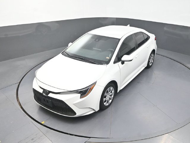 Used 2021 White Toyota LE image 25