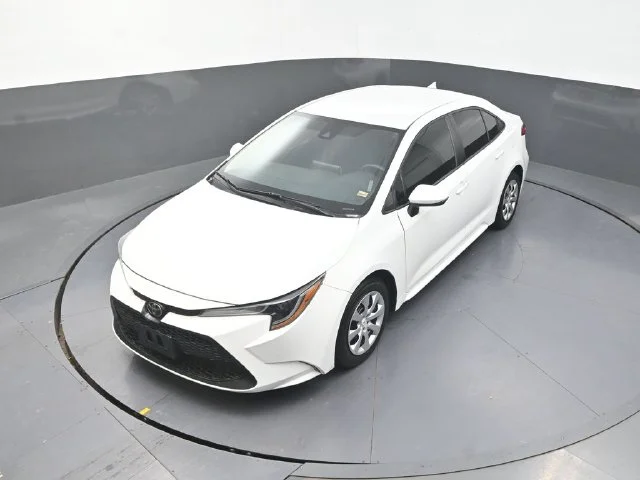 Used 2021 White Toyota LE image 25